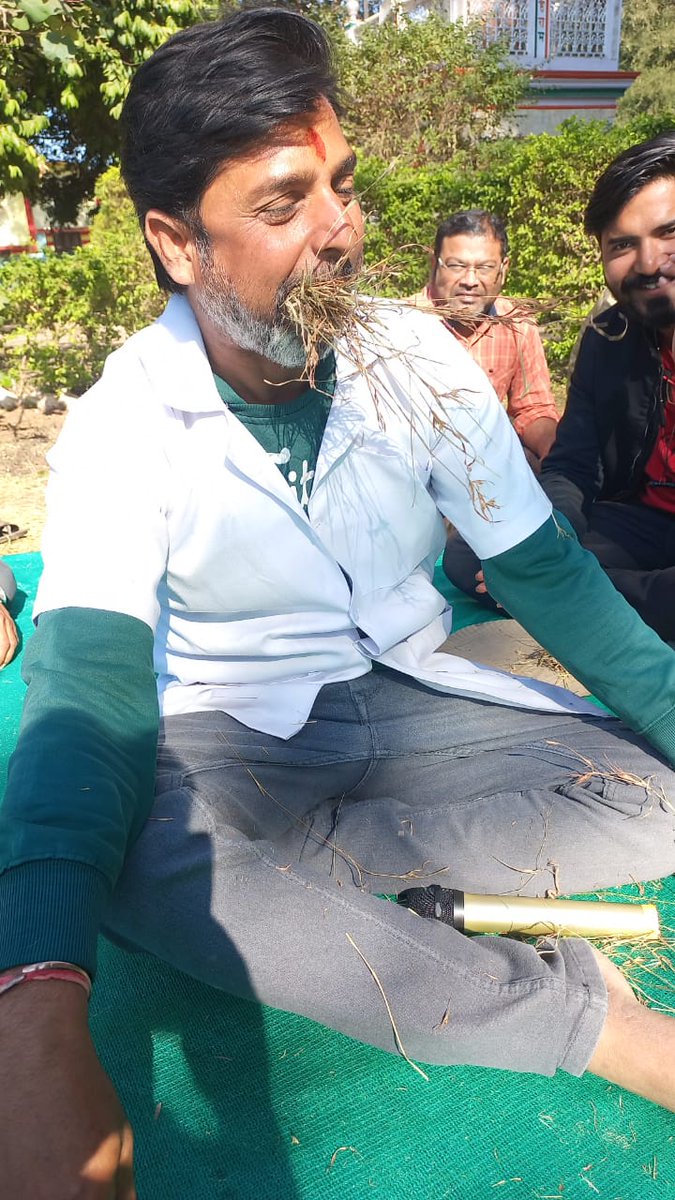 DrBilthariya's tweet photo. संविदा स्वास्थ्य टीम ने हड़ताल मे माटी- भूसा खाकर विरोध प्रदर्शन  किया।           #एनएचएम_मांगे_नियमितीकरण                   #नौ_साल_के_झूठे_आश्वासन                        #संविदा_मुक्त_NHM                                @CMMadhyaPradesh
@DrPRChoudhary https://t.co/UUsBvU7qpv