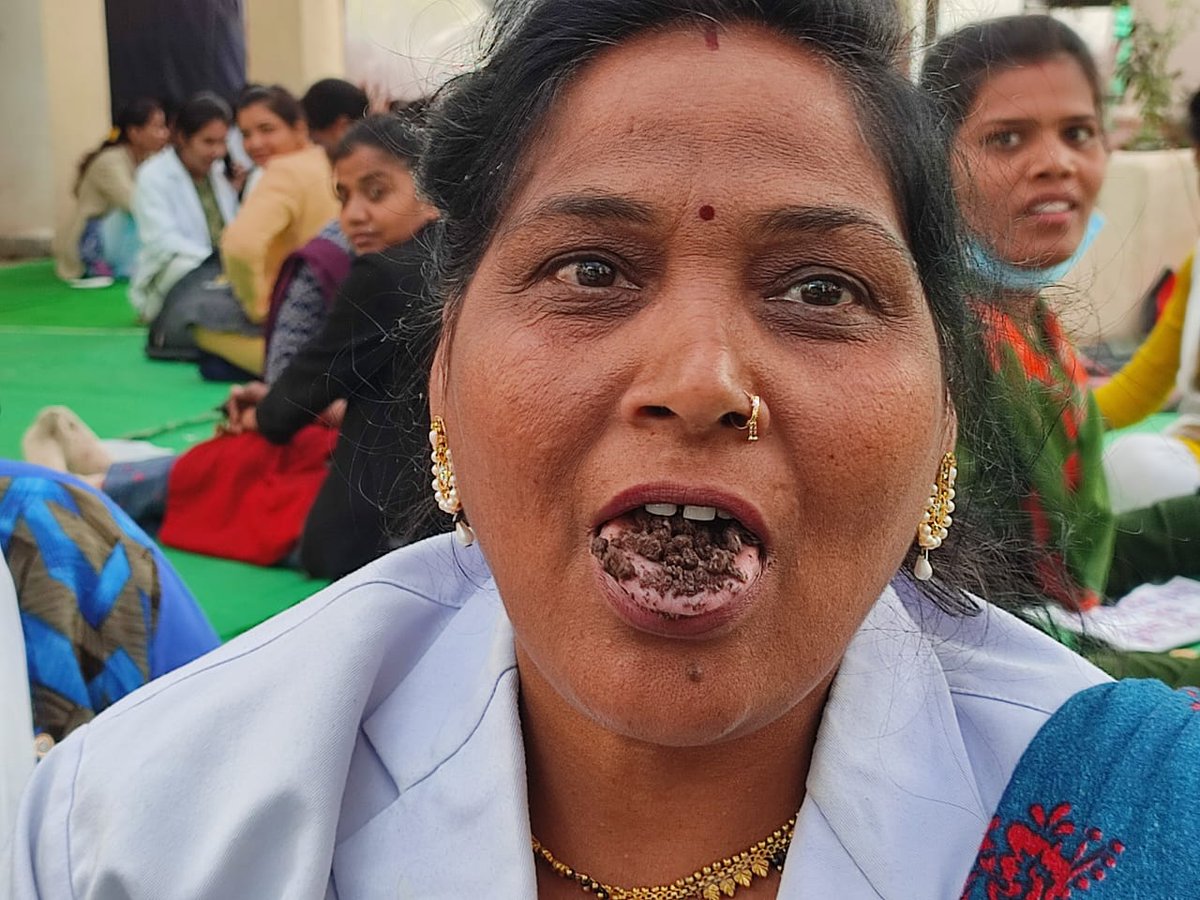 DrBilthariya's tweet photo. संविदा स्वास्थ्य टीम ने हड़ताल मे माटी- भूसा खाकर विरोध प्रदर्शन  किया।           #एनएचएम_मांगे_नियमितीकरण                   #नौ_साल_के_झूठे_आश्वासन                        #संविदा_मुक्त_NHM                                @CMMadhyaPradesh
@DrPRChoudhary https://t.co/UUsBvU7qpv