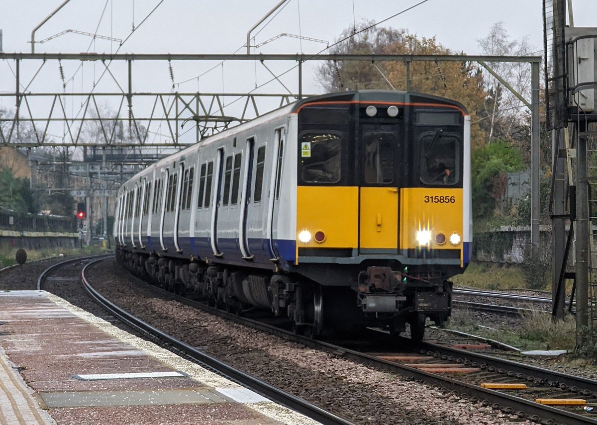 DownOnTheStour's tweet photo. DOTS Year in Review 2022: December
Rode the last 315 in service, Snow came to the Stour, did my first 197 & the Centro 323 entered service to round out the year ๐
#DispatchersOfTwitter #trainphotography #railwaytwitter #YearInReview #class323 #class197 #class315 #snow https://t.co/sDk1YEGjfR