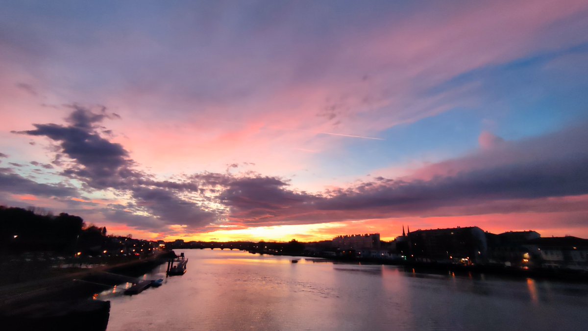 Un grand classique qui a le mérite d'être au rendez-vous et au bon moment 😍
Bon réveillon du 31 à toutes et tous et rdv en 2023 pour de nouvelles escapades photographiques 🥂🍾 #bayonne #paysbasque