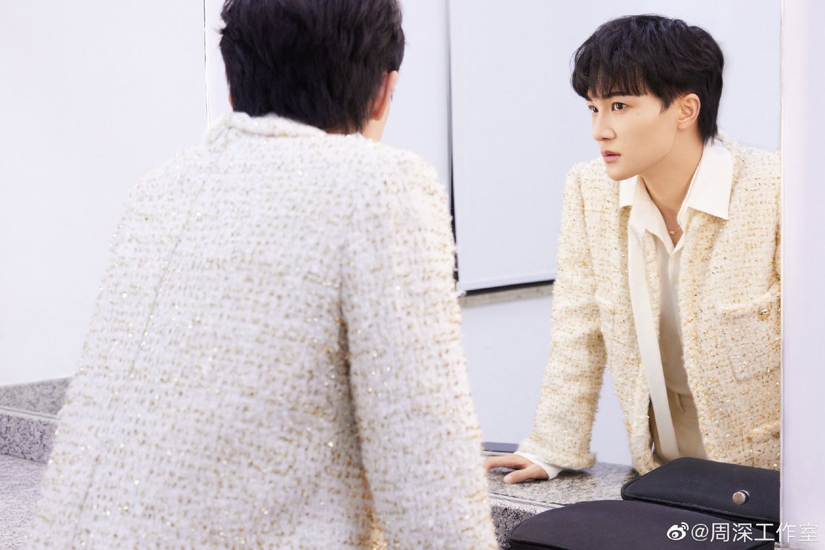 WelcomeToC929's tweet photo. 【周深｜《你隨光而來》抖音2022年終演唱會｜工作室舞台照】
【Zhou Shen｜《Be The Light》Tik Tok 2022 End of the Year Concert｜Studio Photos】

(Thread) 1/5
.
.
#周深 #ZhouShen #charliezhoushen #周深工作室 #ZhouShenStudio https://t.co/xmYGJj0Ac1