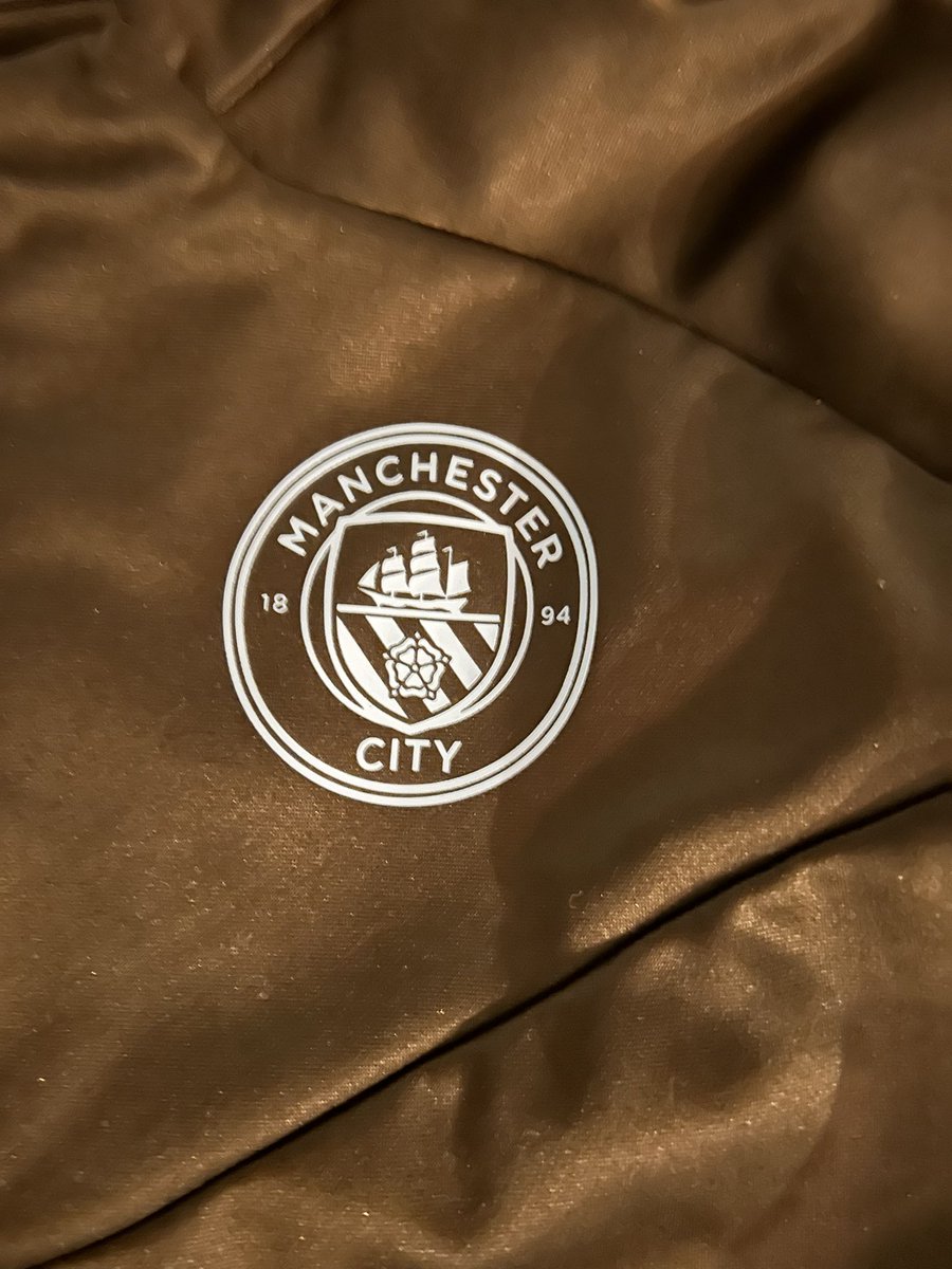avery_kirkland's tweet photo. Travelled from 🇨🇦✈️ to attend my first Premier League game today.   Cannot wait to see @ManCity play today! https://t.co/HeNpjTH50e