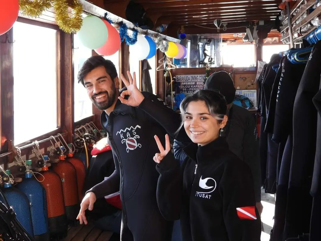barakudadiving's tweet photo. Yılın son dalışını istanbul teknik üniversitesi /  ( itü )  Sualtı Topluluğu ile gerçekleştiriyoruz. Koca bir yıl bizimle dalışlarını emniyetli ve keyifli şekilde  gerçekleştiren tüm dalıcı dostlarımıza teşekkür ederiz. Güle güle 2022 Hoş Gelsin 2023 diyelim o zaman. https://t.co/J2KkFVrgOd