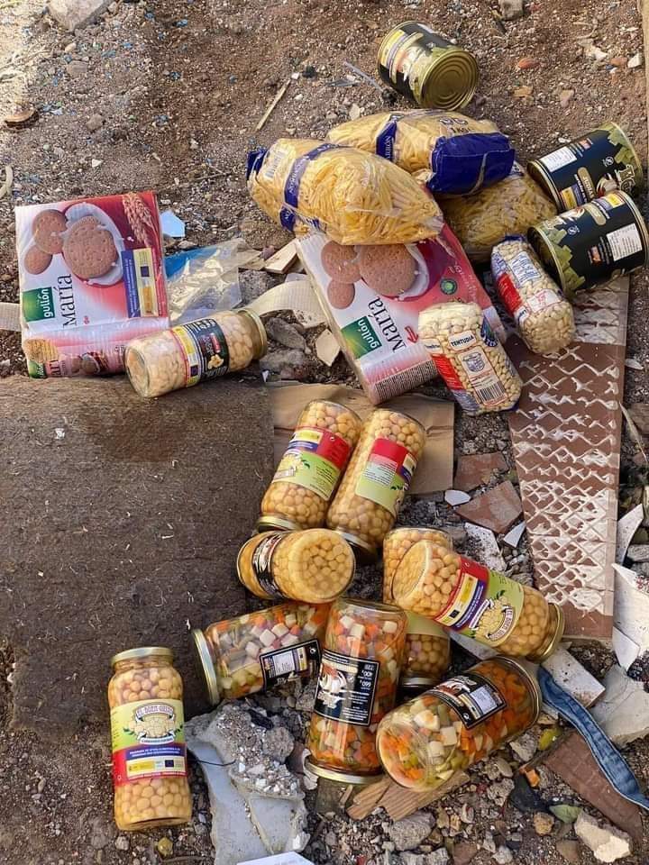 Si no te gustan los alimentos regalados por los españoles en Cáritas, no los tires en la calle. Ese acto demuestra que no te mereces que te ayuden.😡😡