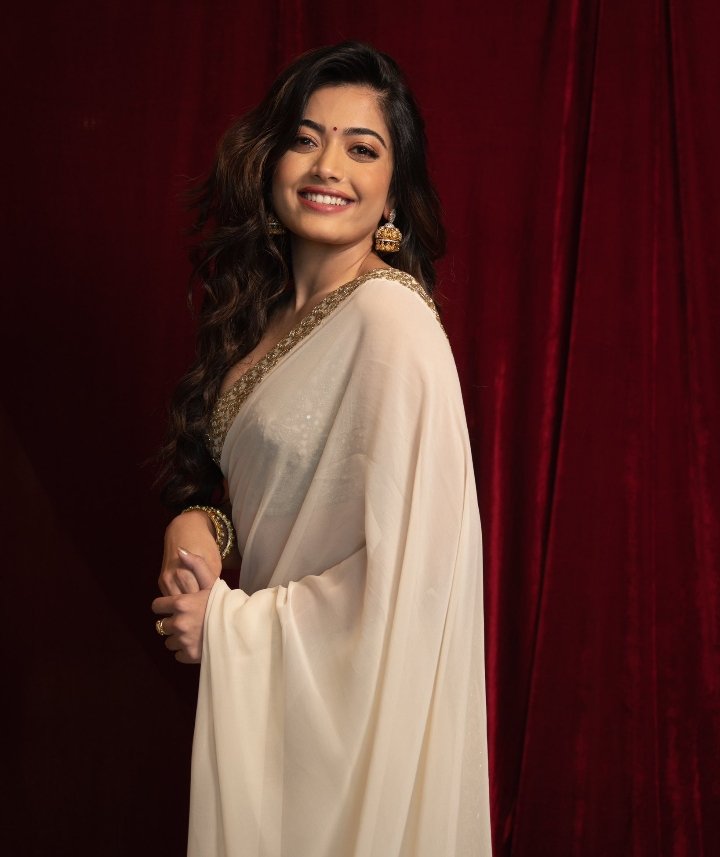 JoshiSripriya's tweet photo. Bye everyone,let's meet you in Feb or March Need some break from Twitter due to studies .
Missing everyone
And Advance happy new year ❤️

#RashmikaMandanna @iamRashmika https://t.co/rASU2PVc3q