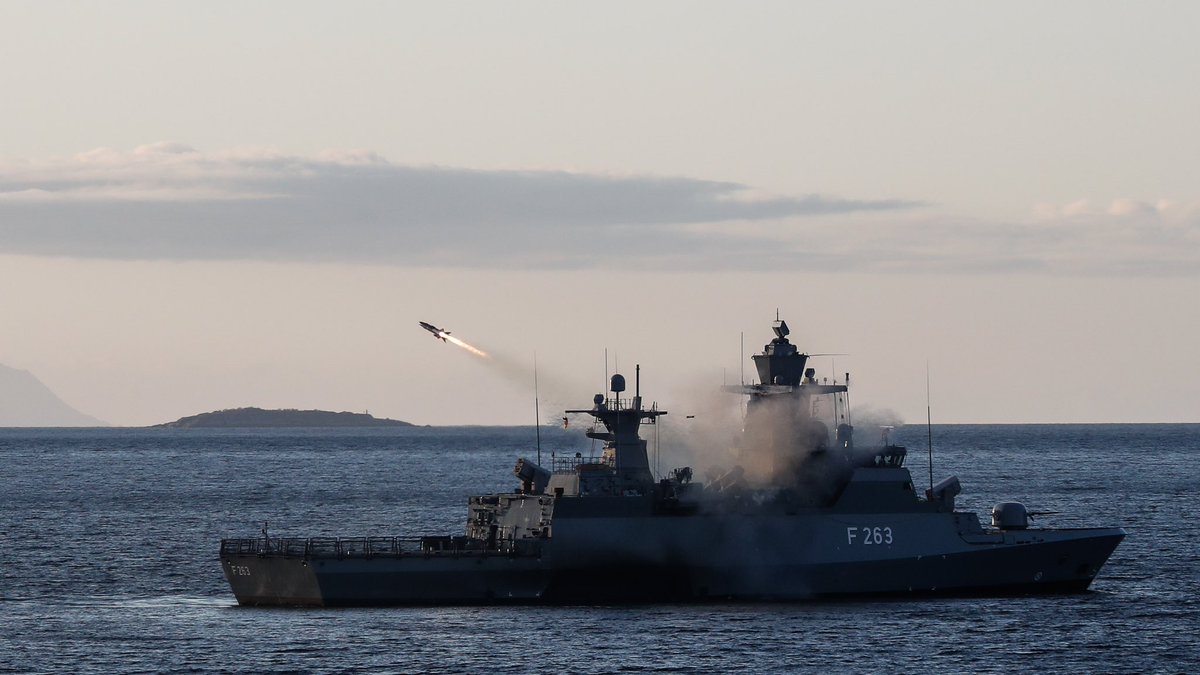 Com1DEUCorvSqn's tweet photo. Farewell 2️⃣0️⃣2️⃣2️⃣
Vielen Dank an alle Freunde und Unterstützer, vor allem aber an die engagierten Frauen und Männer des #Korvettengeschwader|s. P-W-A
#SEAFALCON
#RBS15
#VJTF
#JointTargeting
#UNIFIL
#Kölnkommt
#nichtwährendunsererwache https://t.co/C6b7UfMzxT