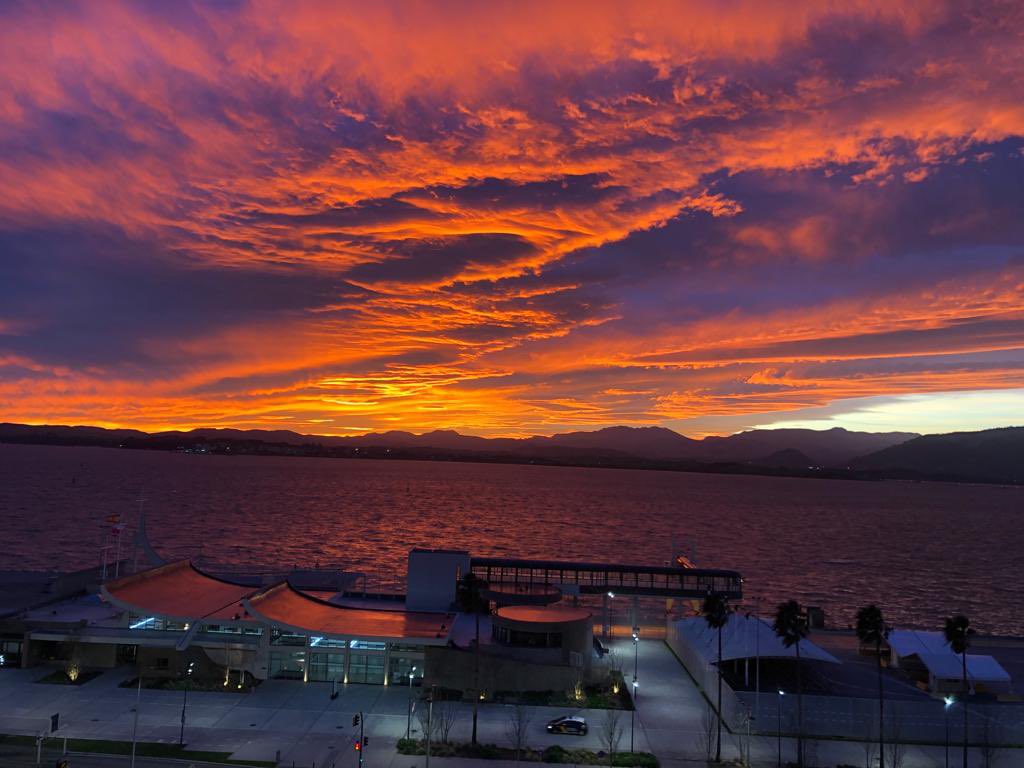 isabeldiegopsi's tweet photo. Amanecer santander con sur 31/12/22 @tiempobrasero @A3Noticias https://t.co/WZfioY9ogX