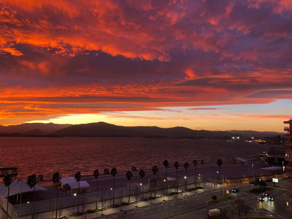 isabeldiegopsi's tweet photo. Amanecer santander con sur 31/12/22 @tiempobrasero @A3Noticias https://t.co/WZfioY9ogX