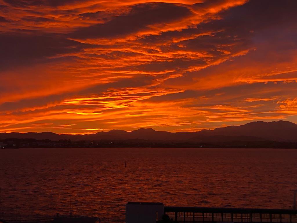 isabeldiegopsi's tweet photo. Amanecer santander con sur 31/12/22 @tiempobrasero @A3Noticias https://t.co/WZfioY9ogX