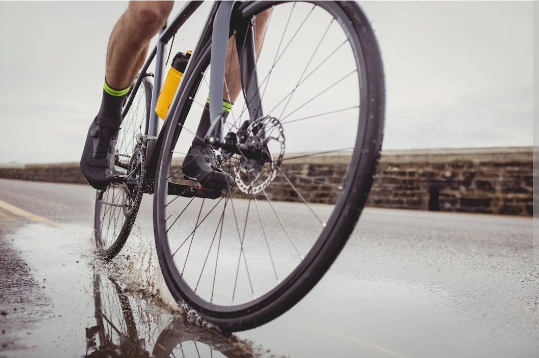 Slechts 3x p/w een intervaltraining van 10 min op de fiets maakt je fitter en gezonder. Warming up 2 min, 3x20sec volle sprint, tussentijds herstel 2 min rustig trappen, cooling down 3 min.
journals.plos.org/plosone/articl…