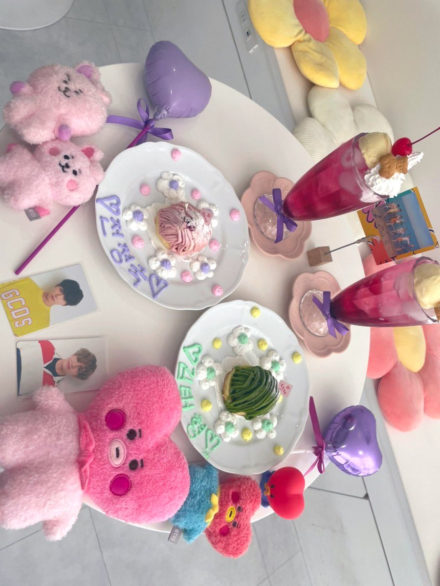 jimuin_haha's tweet photo. SNSビビり症やけど勇気出してTwitter始めてよかった🤭
同じ熱量でスキスキできる幸せ❤️🔥
来年も楽しくアミ活できたらいいなあ!
関わってくれた方々サランへ〜〜〜💓
#福岡ARMY
#大人ARMY
#90line https://t.co/RYSdk1gCE0