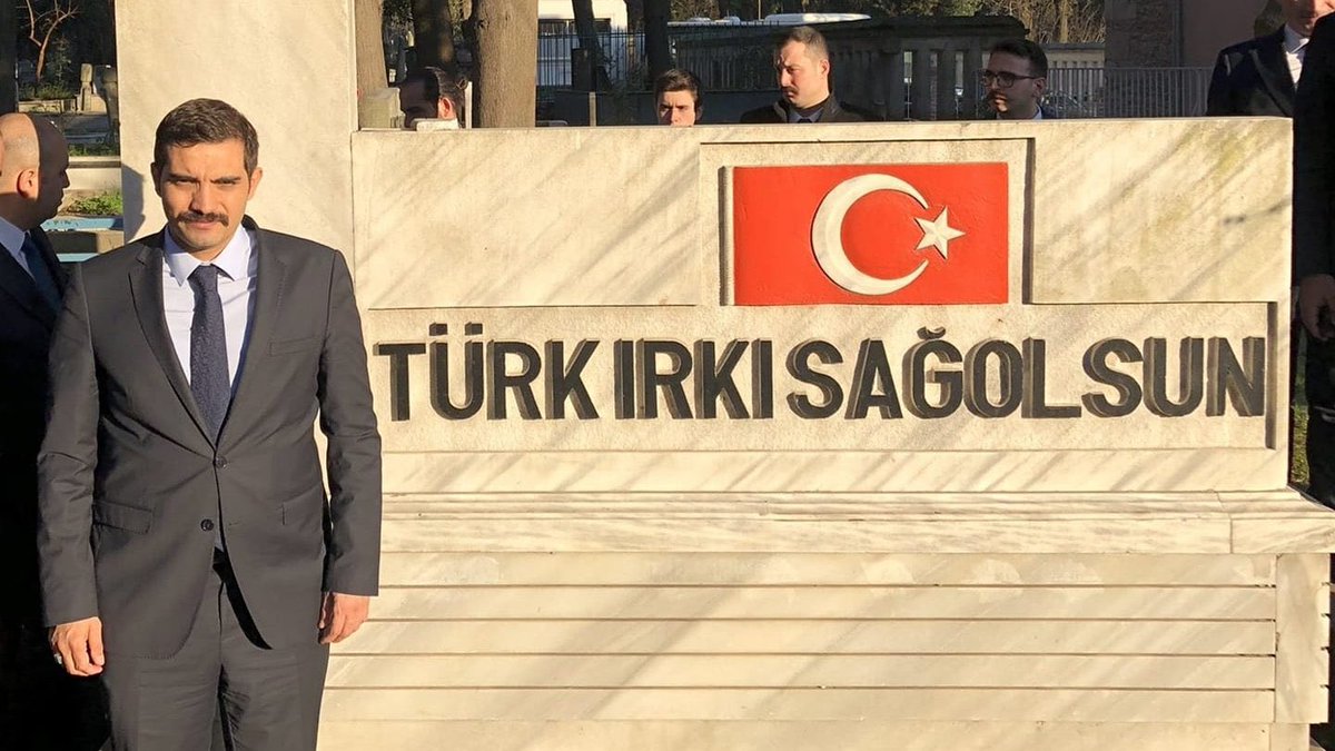 bkazanan's tweet photo. "Er kişi niyetine"...
Ülkü Ocakları Eski Genel Başkanı 
Doç. Dr. #SinanAteş hain bir saldırı sonucu Şehid edilmiştir, Türk Irkı Sağolsun. https://t.co/simpB8h2Zn