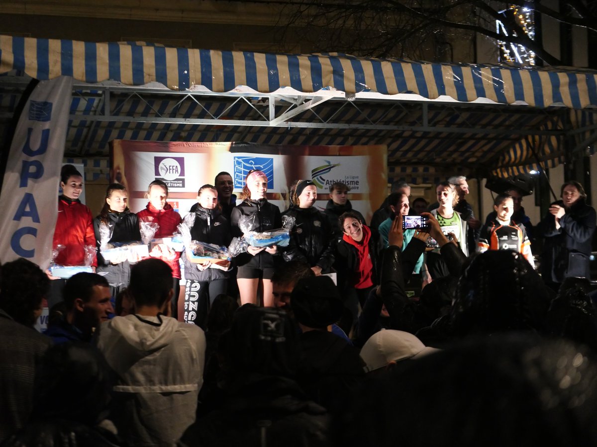 chateau_gontier's tweet photo. Après 2 ans d'absence, beau succès hier soir pour la 35ème édition de la #corrida de #ChateauGontier sur #Mayenne organisée par l'#UPAC !
1398 inscrits malgré les conditions météo peu favorables... Belle ambiance et belles performances👏💪
Bravo à tous ! https://t.co/1oFyKlD36h