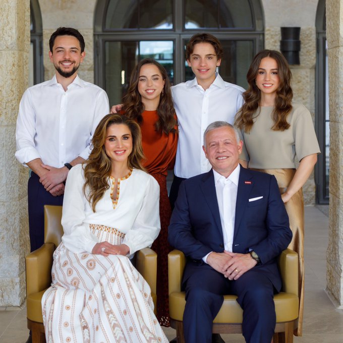 الملكة رانيا تختتم العام 2022 بصورة مع زوجها وأبنائها