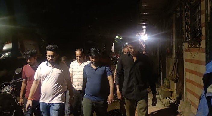 Mi_DilipLande's tweet photo. आज चांदीवली विधानसभा क्षेत्रांतील #asalpha पाईप लाईन येथे जलवाहिनी फुटण्याची घटना घडली.घटनास्थळी तातडीने Prayag Dilip Lande आणि युवासेनेचे सर्व पदाधिकारी यांनी अग्निशमन दल व महानगरपालिका यांना संपर्क करून मदतकार्य केले सुदैवानं त्याठिकाणी कोणतीही जीवित हानी झाली नाही. https://t.co/k0pJVkORhc