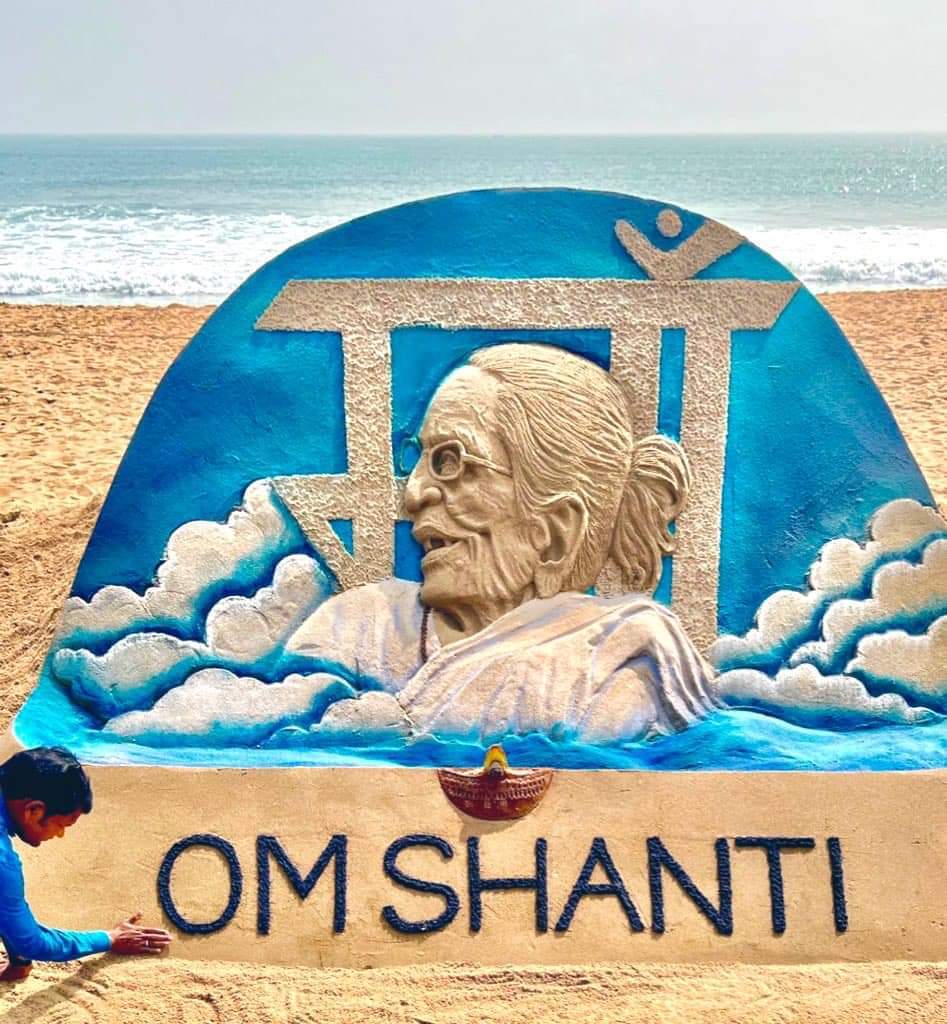 ChintalaRReddy's tweet photo. ప్రధాన మంత్రి శ్రీ @narendramodi గారి మాతృమూర్తి హీరాబెన్ మోడీ గారి మృతికి సంతాపం తెలియజేస్తూ సైకత శిల్పి సుదర్శన్ పట్నాయక్ పూరీ బీచ్ లో గీసిన సైకత శిల్పం.
#NarendraModiji #narendramodimother #BJP4Telangana
#BJPNEWS #BJPHyderabad #india https://t.co/pX0pecBWZB