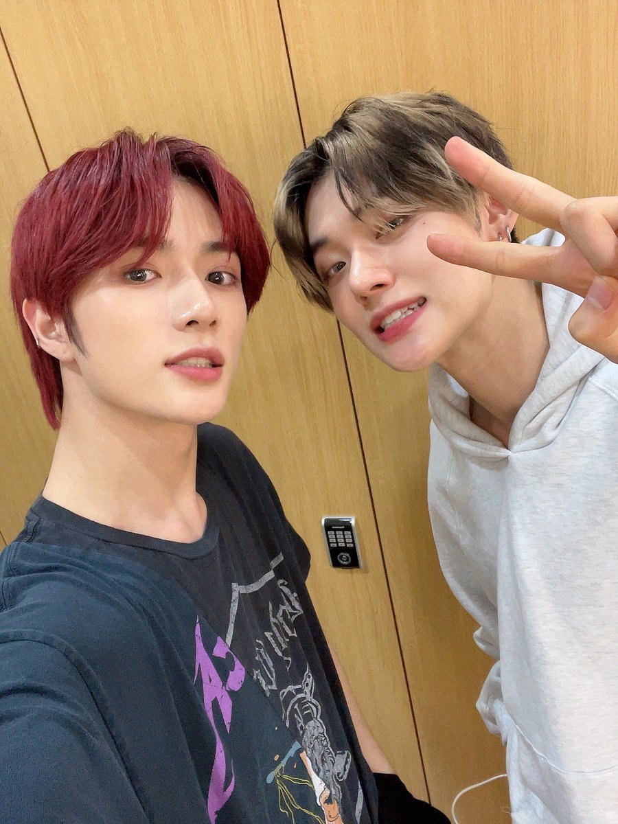 midnightx444's tweet photo. เซลฟี่คู่อื่น          vs         เซลฟี่คู่กุ https://t.co/ise2Gt0KAk