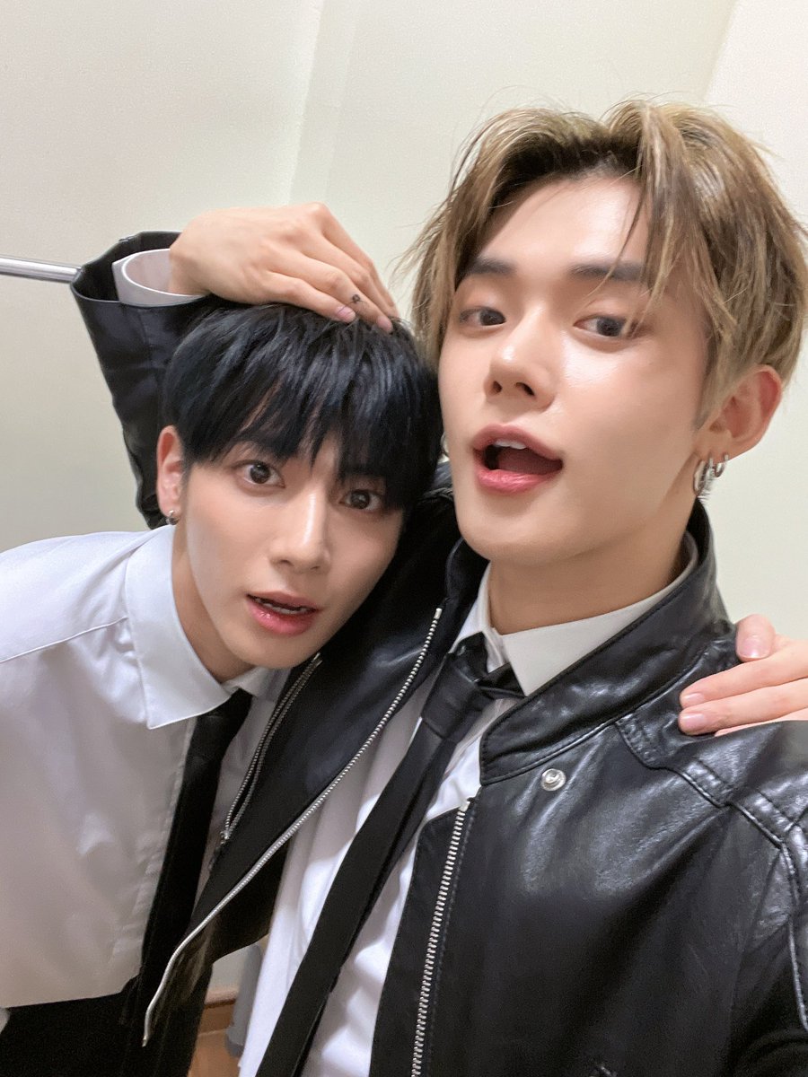 midnightx444's tweet photo. เซลฟี่คู่อื่น          vs         เซลฟี่คู่กุ https://t.co/ise2Gt0KAk