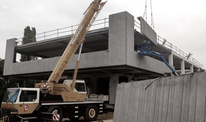 Así da gusto terminar el año, no pudimos ver este edificio terminado pero el resultado es espectacular, fantastico diseño y dirección de AWWA y gracias Construcciones Ruesma S.A. y todo su equipo. Edificio para FP en Colegio Sagrada Familia en Valladolid