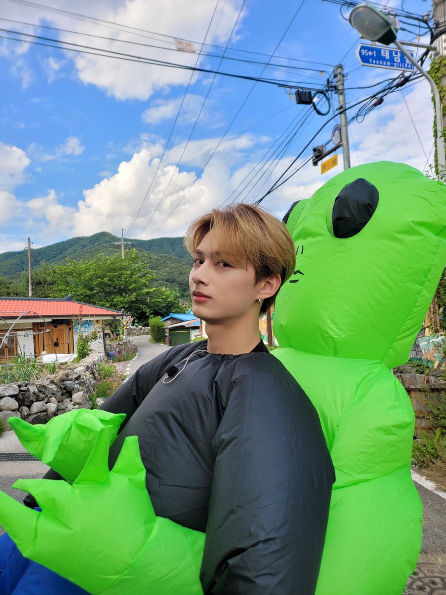 FALLIN4JUN's tweet photo. these pictures are so junhui of him https://t.co/nzR8M7PK6d