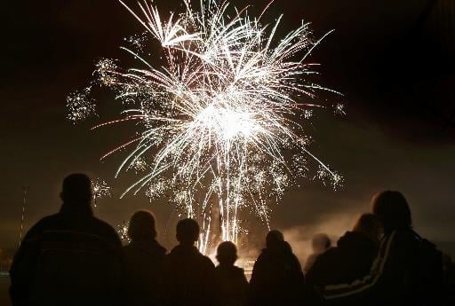 Vuurwerkshows in Hilversum afgelast. Te groot risico vanwege voorspelde stormachtige wind dlvr.it/SgB4Kt