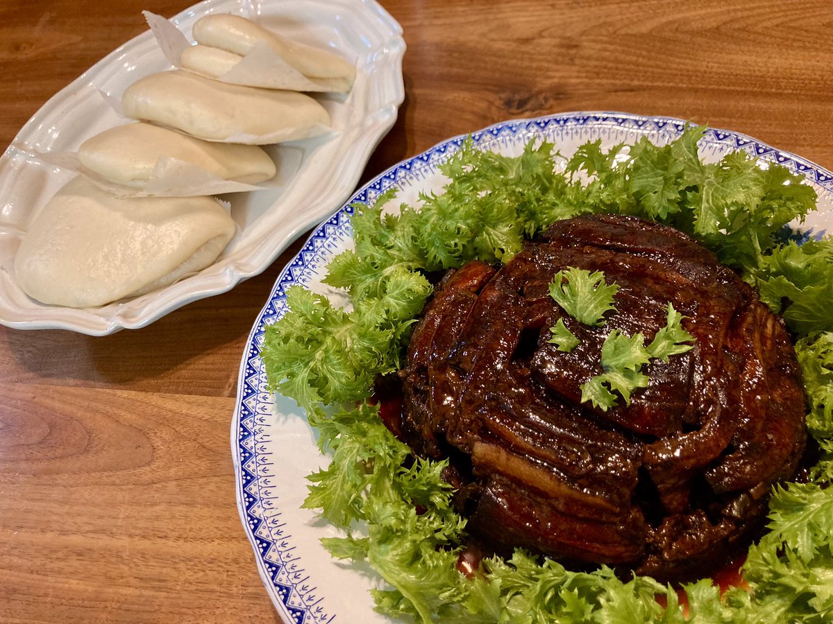 xiaofeiTW's tweet photo. 「梅干扣肉(メィガンコゥロゥ)」を手作りのバンズで挟んで「割包(グァバゥ)」の出来上がり！子供たちのお気に入りの台湾料理です😊
手工製麵包夾著「梅干扣肉」的料理-「割包」終於完成了！它可是小孩們喜歡的台灣料理之一喔😊

・梅干扣肉 méigānkòuròu
・割包 gēbāo https://t.co/yxqLjHapiV