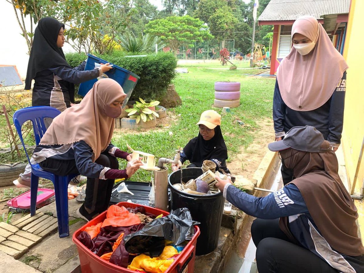 usim's tweet photo. Pasukan sukarelawan USIM hari ini menghantar 40 orang pelajar dan 5 orang staf bersama Yayasan Sukarelawan Siswa KPT bagi menyertai misi bantuan banjir di Besut, Terengganu. 

#USIMPrihatin https://t.co/GVnj4uB8Sa