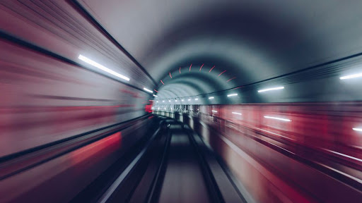 Perciò non dare per certo niente di questo mondo, la realtà è fluida e finché ci abiti nulla resterà immutato. La vita non è altro che un caotico movimento, in fondo muore tutto ciò che resta uguale.