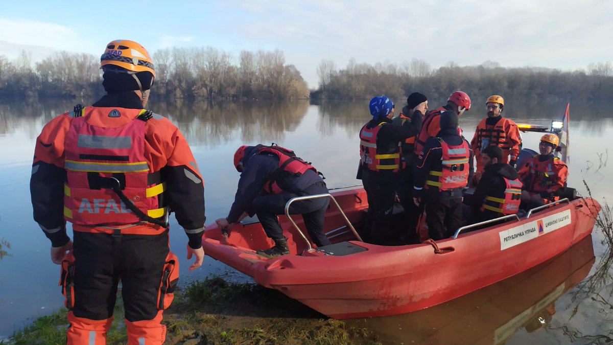 AFADBaskanlik's tweet photo. 📍 Bosna Hersek

Sava Nehri’nde akıntıya kapılarak kaybolan 5 vatandaşımızı arama çalışmalarına katılmak üzere görevlendirilen;

▪️ 1️⃣2️⃣ AFAD personeli
▪️ 3️⃣ arama kurtarma aracı
▪️ 1️⃣ bot

bölgeye ulaşarak, arama kurtarma çalışmalarına başladı. https://t.co/ZMSMu7Rwop