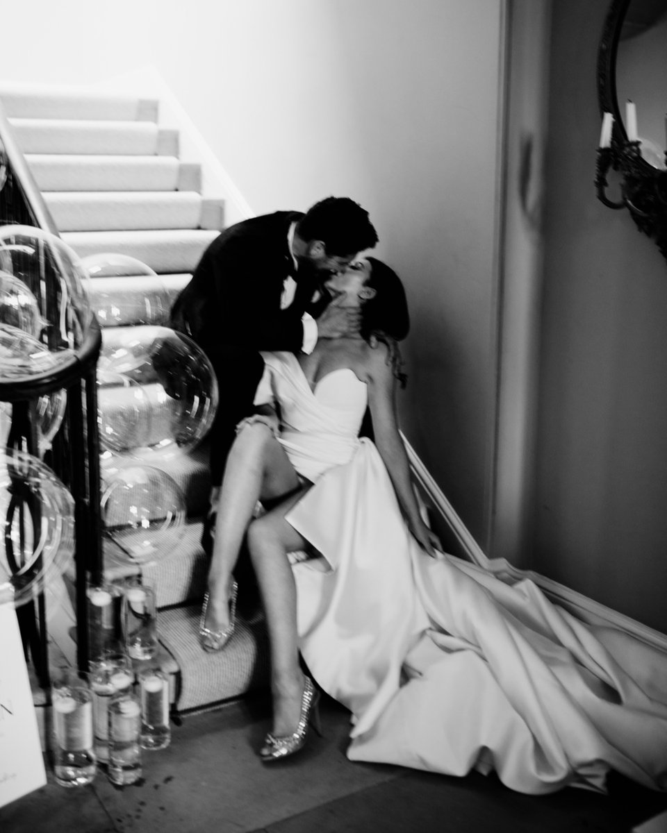 Kiss goodbye to 2022! 

Can't wait to see who gets a special surprise at midnight tonight... 

#amyfaithphotography #creativeweddingphotographer #blackandwhitephotography #wedding2023 #vogueweddings