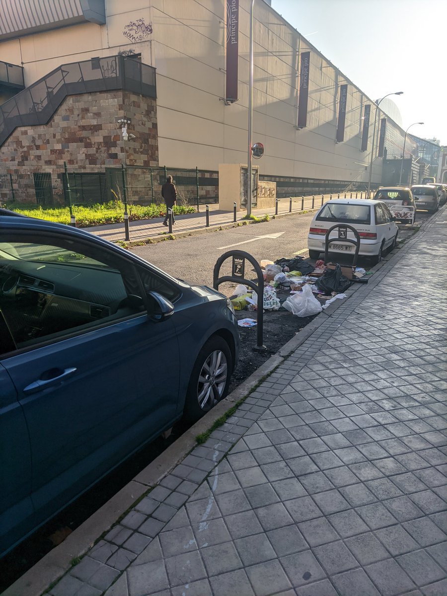 MikeWasonsky's tweet photo. Lo de quitar los contenedores de vidrio y cartón de la calle Mozart de un día para otro a qué se debe @Lineamadrid @MADRID @MoncloaAravaca?

#MadridEstaSucio https://t.co/WsOOV8WvxQ