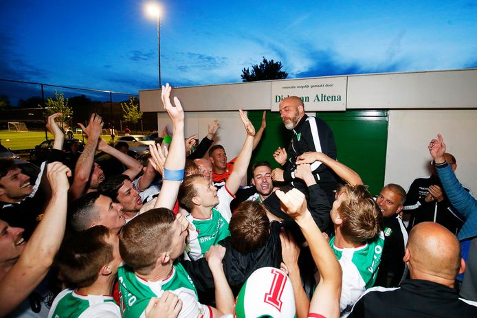 2022 komt ten einde..

..wat was het sportief gezien een fantastisch jaar voor EDO. Promotie naar de tweede klasse met de memorabele uitwedstrijd in Houten.

Wij kijken uit naar 2023 en wensen jullie alvast alle goeds!