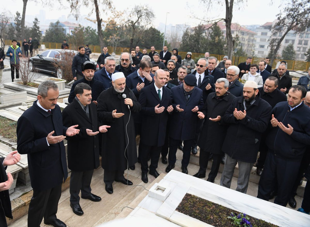 tcmeb's tweet photo. Bakanımız Mahmut Özer, vefatının 61. yıl dönümü dolayısıyla eski Millî Eğitim Bakanı Tevfik İleri'nin kabrini ziyaret etti. https://t.co/2tUIweHja6