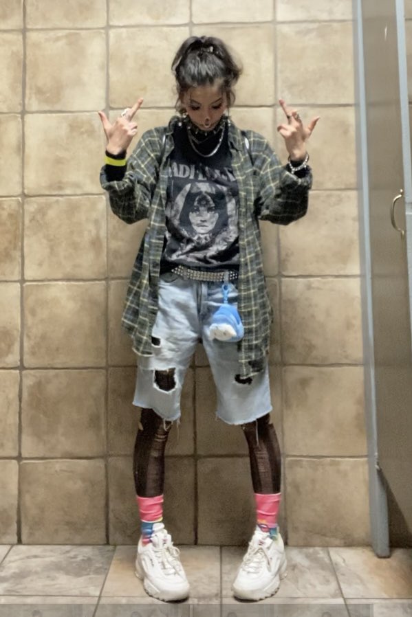 iluvyouimtrying's tweet photo. wearin my boyfriends jorts to the show https://t.co/7xDCFk9uNP