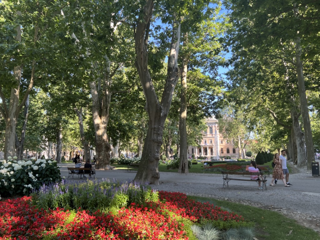 Qagggy's tweet photo. Cool Parks: Little Island (NYC), Park Zrinjevac (Zagreb), Wright Park (Tacoma), Gardens by the Bay (Singapore). https://t.co/hTjCjjOB2q