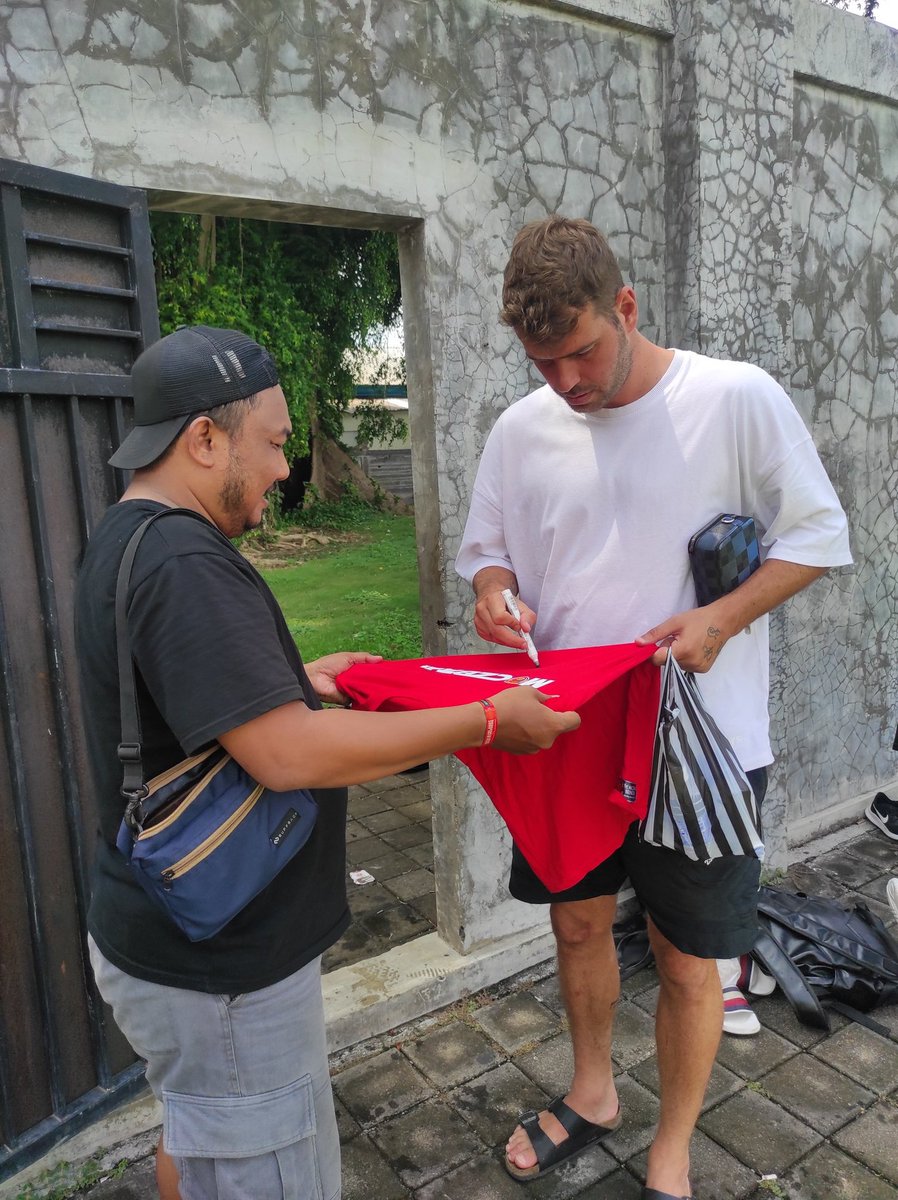 sampulorua's tweet photo. baju yang dikasih kemarin ndag sempat dipake besoknya langsung dicoreti tanda tangan willy

pemain asing yang pantas dikagumi

#awaybali
#awaykotadewata
#liga1
#sistembubble
#ewakoPSM
#PSMikautonji
#suporter
#pemainke12
#themaczman
#terbangdulupusingkemudian https://t.co/829jcZJfTa