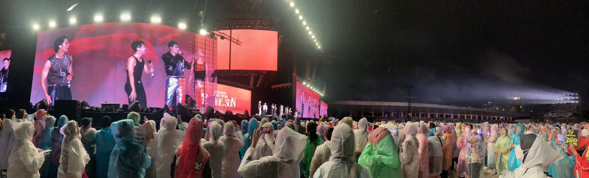 KetemuOppa's tweet photo. Since it's the last day of 2022, coba quote this tweet dengan konser yang kalian tonton di tahun ini dan konser mana yang jadi favorit kalian💖💚❤���‍🔥

*foto di bawah tidak berkaitan, tapi ini konser terakhir di 2022 yang team KO tonton😂 and it was lit! https://t.co/DzPevi2bQW
