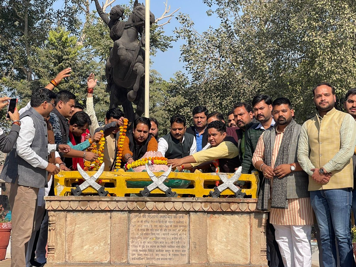 Rohit_Chahal's tweet photo. ग्वालियर में स्वतंत्रता सेनानी, वीरांगना रानी लक्ष्मी बाई जी की समाधि स्थल पर, श्रद्धासुमन अर्पित कर नमन किया। 🙏

#RaniLaxmiBai 
@blsanthosh ji https://t.co/8H8Jdj5SH5