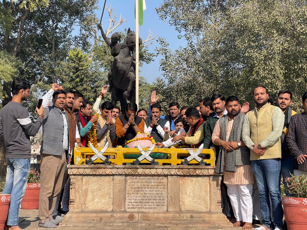 Rohit_Chahal's tweet photo. ग्वालियर में स्वतंत्रता सेनानी, वीरांगना रानी लक्ष्मी बाई जी की समाधि स्थल पर, श्रद्धासुमन अर्पित कर नमन किया। 🙏

#RaniLaxmiBai 
@blsanthosh ji https://t.co/8H8Jdj5SH5