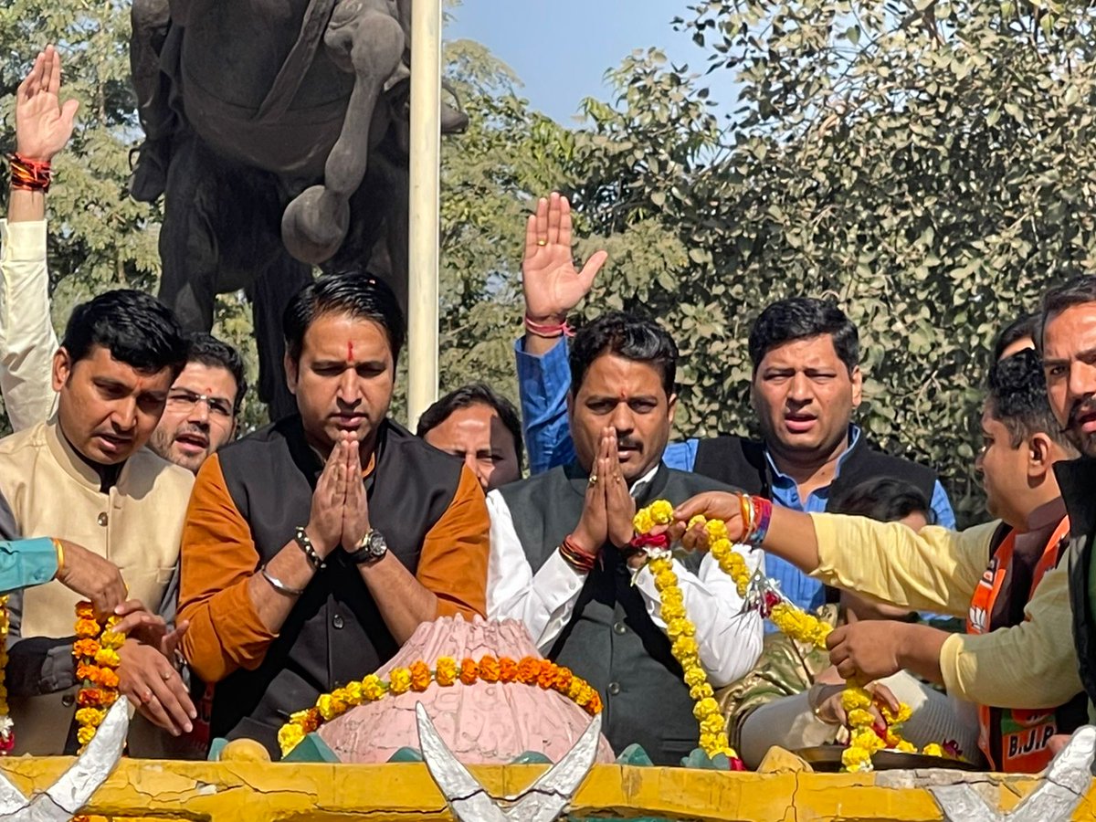 Rohit_Chahal's tweet photo. ग्वालियर में स्वतंत्रता सेनानी, वीरांगना रानी लक्ष्मी बाई जी की समाधि स्थल पर, श्रद्धासुमन अर्पित कर नमन किया। 🙏

#RaniLaxmiBai 
@blsanthosh ji https://t.co/8H8Jdj5SH5