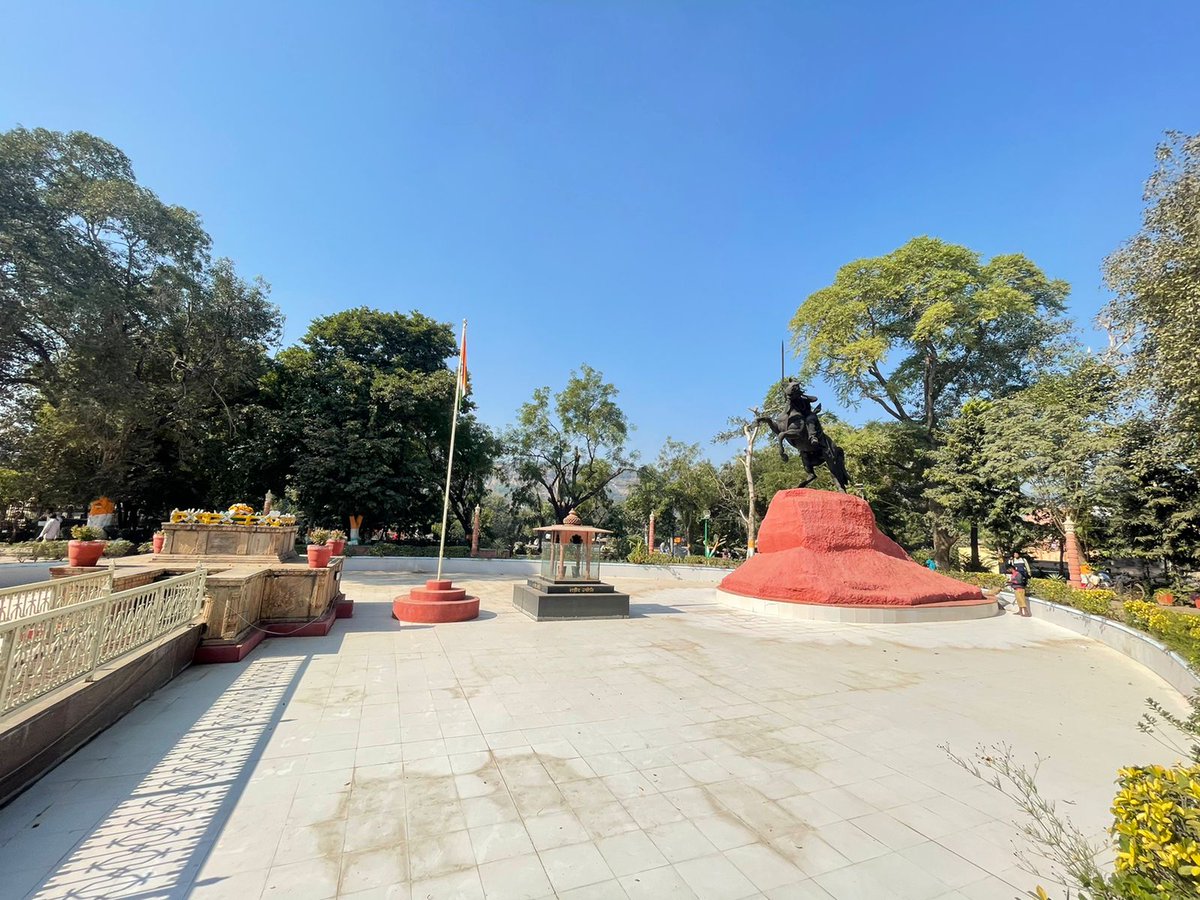 Rohit_Chahal's tweet photo. ग्वालियर में स्वतंत्रता सेनानी, वीरांगना रानी लक्ष्मी बाई जी की समाधि स्थल पर, श्रद्धासुमन अर्पित कर नमन किया। 🙏

#RaniLaxmiBai 
@blsanthosh ji https://t.co/8H8Jdj5SH5