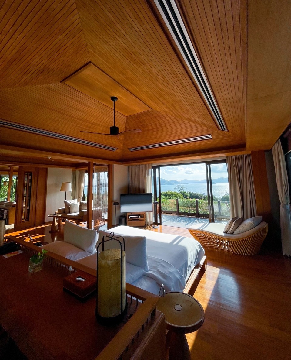 A golden hour which CNN has lauded as one of the best in the world, only at St panwa ☀️ #sripanwa #beachlife #traveller #travelblogger #travel #instatravel #islandlife #phuket #traveloka #socialgiver #socialgiverthailand #amazingthailand