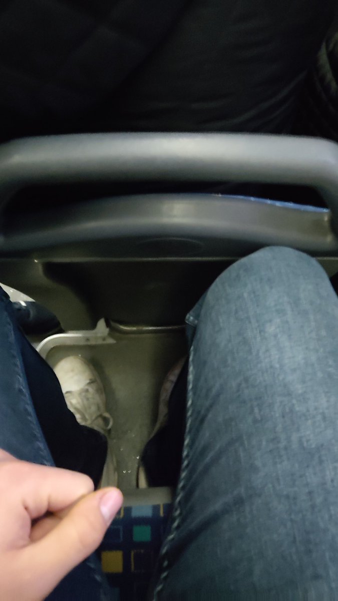 İki büklüm oturuyorum, yapacağınız koltuğun taa.. Boyum 1.85 daha uzunu gelse imkanı yok oturmaz. Bacaklarım kırıldı veledül zinalar..
#İETT
#BüyükŞehirÇalışıyor
#İstanbul