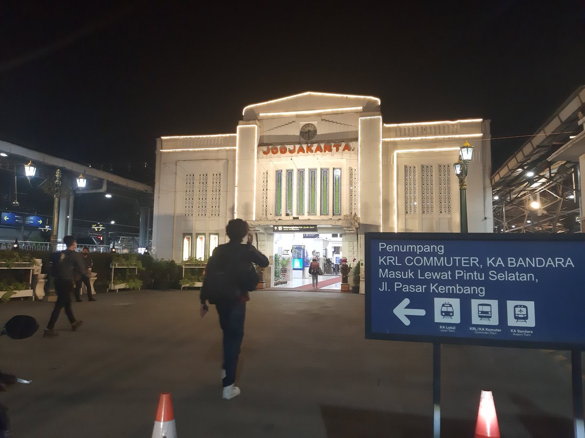 insolarplexus's tweet photo. now i realized the reason why i REALLY love train stations (and airports too) 

tempat atau gerbang dimana aku bisa bertemu dan menemui my favorite people https://t.co/oaHXa0k66F