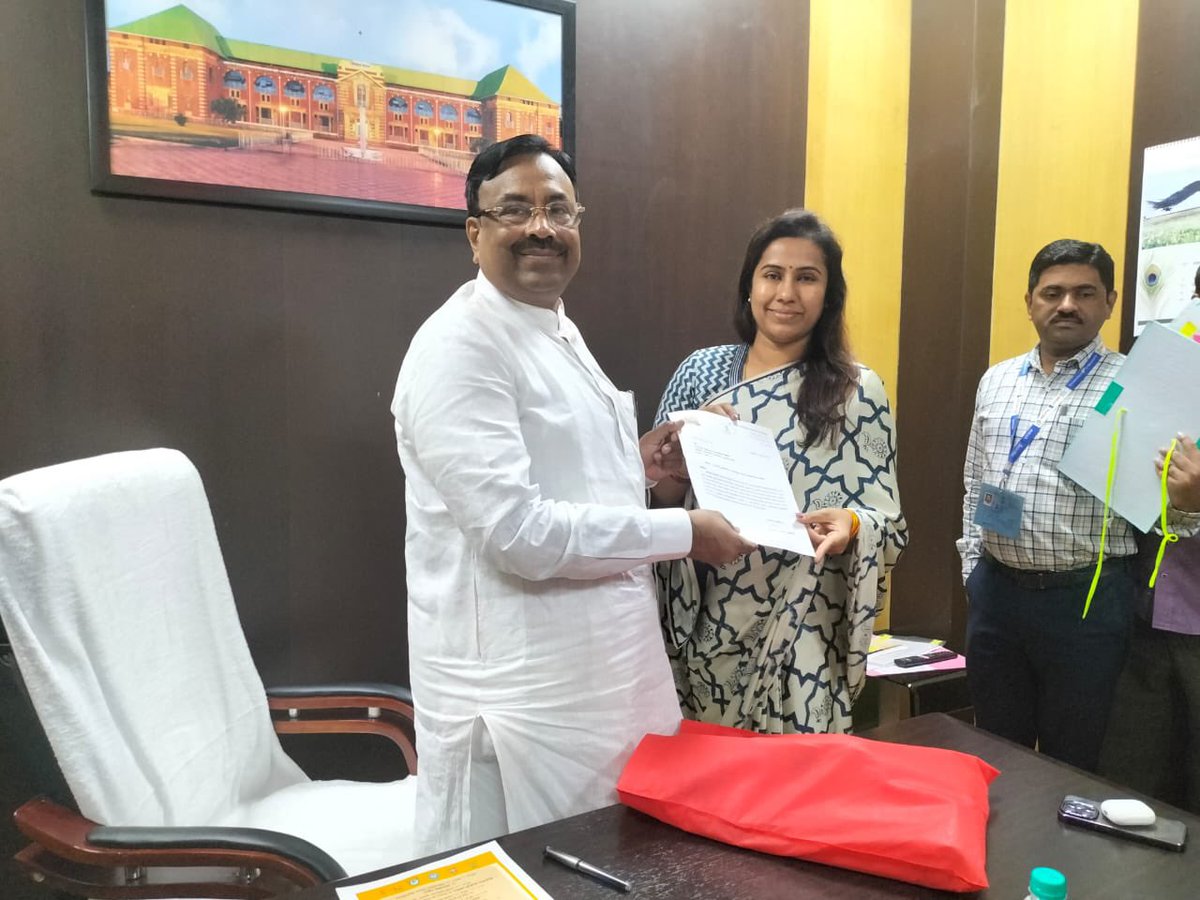 MeghnaBordikar's tweet image. परभणीतील २०१४-१९ मधील भाजप सरकारच्या कार्यकाळात मंजूर भव्य नाट्यगृहाचे काम ७०% पूर्ण झाले. मात्र महाविकास आघाडी सरकारच्या काळात हे काम रखडल्याने या उर्वरित कामासाठीचा ११ कोटी रु. निधी तात्काळ उपलब्ध करून द्यावा, या मागणीचे पत्र @SMungantiwar साहेबांना दिले व सकारात्मक चर्चा झाली.