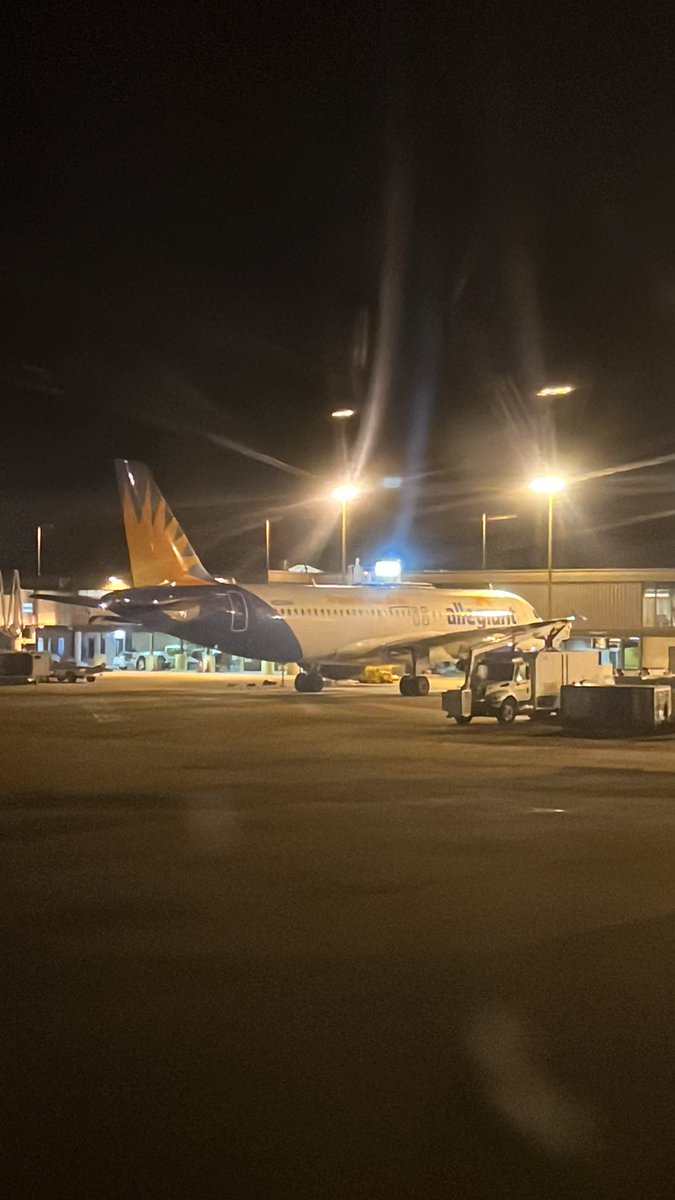 MisterHanf's tweet photo. Hey, @NorfolkAirport, it’s bad enough you have a plane parked at our gate, but you don’t even have any workers to move it? … OR EVEN ANSWER OUR PILOT?!?! Landed 30 minutes late, sitting 35 and counting… @united @virginianpilot https://t.co/uKk0FrdZ1x