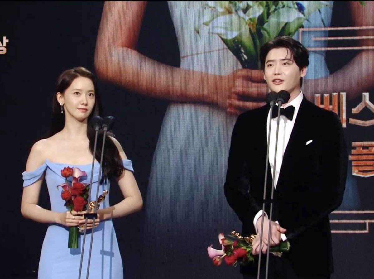 soshirevelae's tweet photo. yoona winning popularity award with iu last month and best couple award with lee jongsuk just last night asgsksgsjshs 😂😂😂 https://t.co/QJqUId7pPB