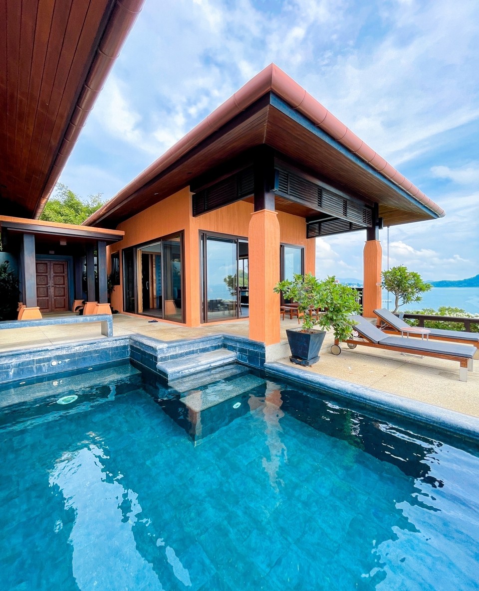 A true rebel when it comes to luxury pool villas, this wrap-around pool is where we do our best thinking 💭 
#sripanwa #beachlife #traveller #travelblogger #travel #instatravel #islandlife #phuket #traveloka #socialgiver #socialgiverthailand #amazingthailand #thailand🇹🇭