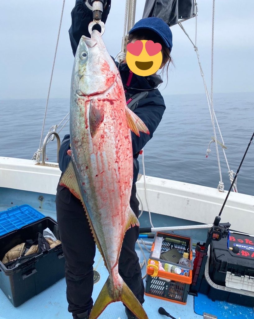 maru_222_'s tweet photo. 今年の釣り記録

ジギングに出会って世界が変わった

最初は、体力と知識とお金が必要でしんどかった

でも、続けていくうちに夢にも思わなかったような魚と出会えた

シイラの大群、巨大キハダマグロとの激闘、1投目マハタ、特大ブリ、野生のジンベイザメ等...

来年も新しい扉が開くかな、楽しみです https://t.co/Tz5dGDlM6P