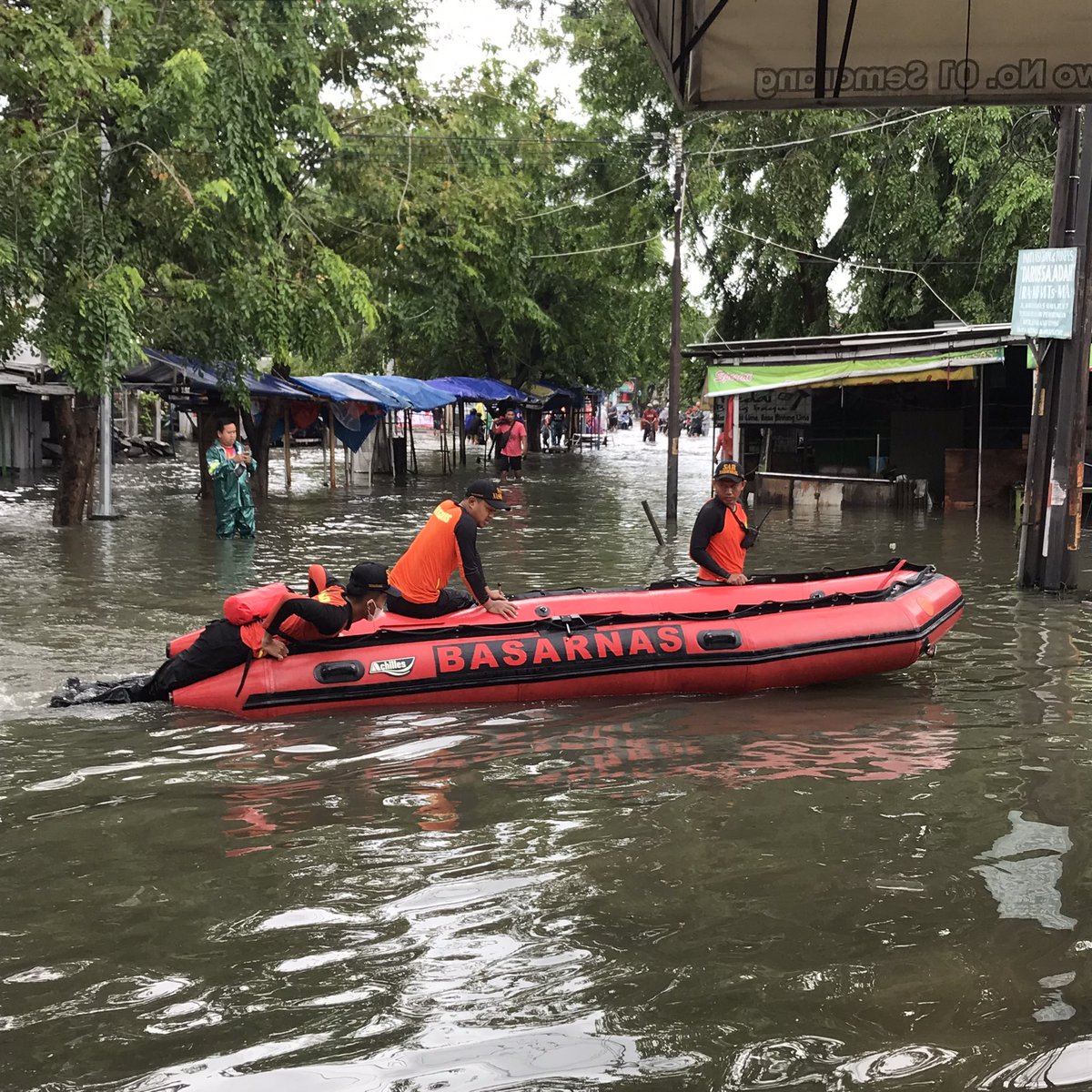 Mulai berdatangan memberikan bantuan. ~